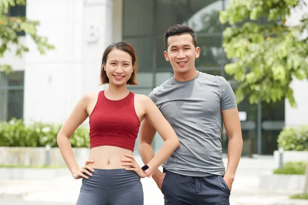 亚洲年轻夫妇在一起训练前在户外摆姿势的快乐形象 — 图库照片