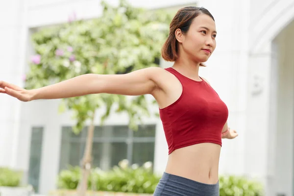 Vrij Slanke Jonge Aziatische Vrouw Stretching Warming Voor Training Buiten — Stockfoto