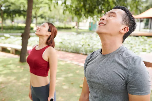 Fit Young People Breathing Fresh Air Working Out City Park — Stock Photo, Image