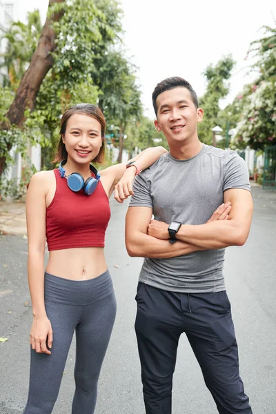 一对年轻的亚洲夫妇站在街上 训练后看着镜头 脸上洋溢着自信的笑容 — 图库照片