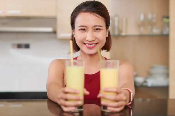 Portret Van Vrolijke Jonge Vietnamese Vrouw Met Twee Glazen Proteïne — Stockfoto