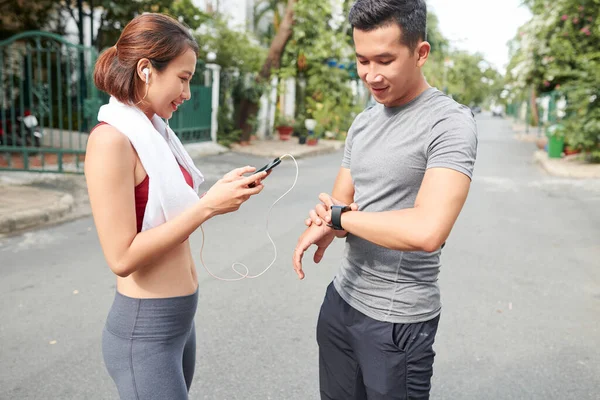 Unga Asiatiska Par Inställning Applikationer Smartphone Och Smart Klocka Innan — Stockfoto