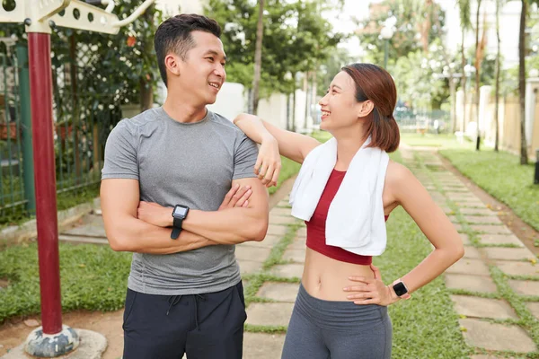 Heureux Jeune Couple Asiatique Debout Dans Parc Ville Regardant Après — Photo