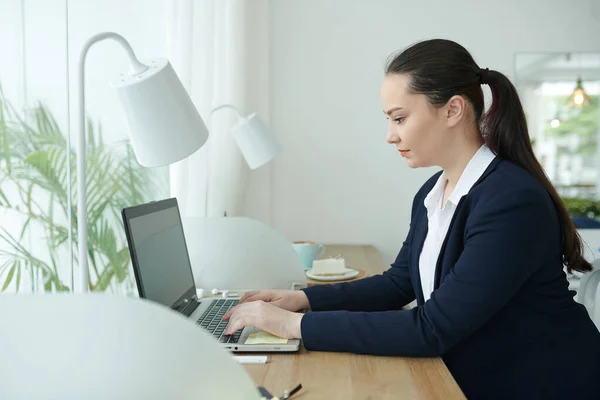Mulher Negócios Muito Jovem Trabalhando Laptop Mesa Seu Escritório Casa — Fotografia de Stock