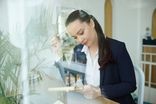 Porträt Einer Nachdenklichen Jungunternehmerin Die Einem Businessplan Arbeitet Ihre Ideen — Stockfoto