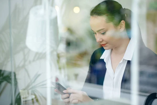 Young Smiling Businesswoman Checking Text Messages Smartphone Sitting Coffee Table — Stock Photo, Image