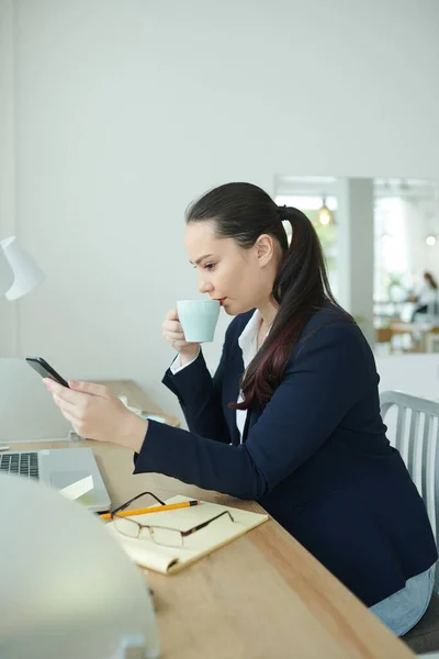 Hermosa Joven Empresaria Disfrutando Una Taza Café Cafetería Leyendo Noticias — Foto de Stock