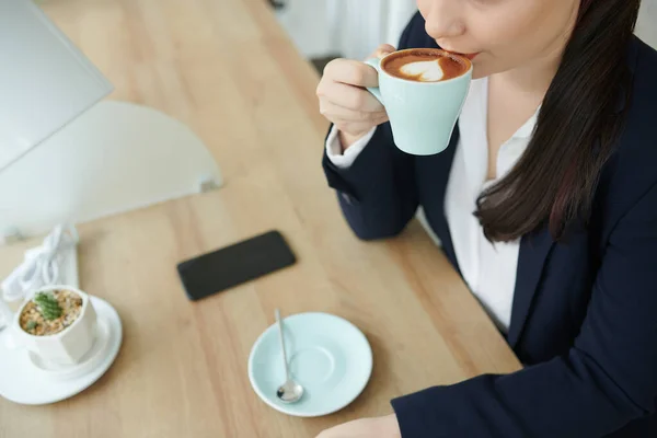 Imagen Recortada Joven Empresaria Bebiendo Taza Café Con Leche Mesa — Foto de Stock