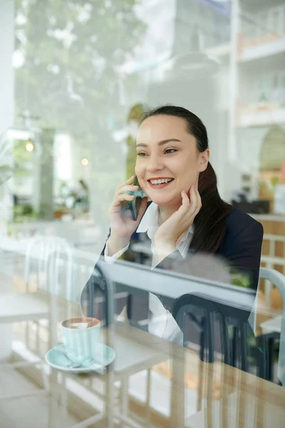 Fröhliche Junge Geschäftsfrau Telefoniert Und Trinkt Tasse Kaffee Coffeeshop — Stockfoto