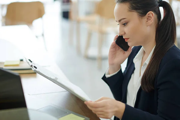 Mujer Empresaria Seria Hablando Por Teléfono Con Empleado Para Aclarar — Foto de Stock