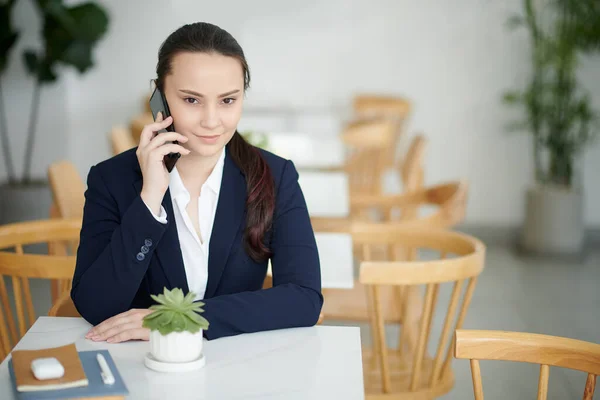 Portré Mosolygós Gyönyörű Fiatal Női Vállalkozó Asztalnál Kávézó Telefonon Beszél — Stock Fotó