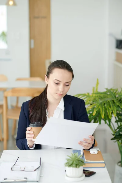 Młoda Bizneswoman Spędzająca Przerwę Kawę Kawiarni Biurowej Pijąca Cappuccino Czytająca — Zdjęcie stockowe