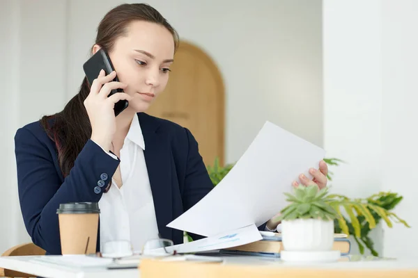 Jovem Empresária Fazendo Telefonema Para Discutir Detalhes Acordo Com Colega — Fotografia de Stock