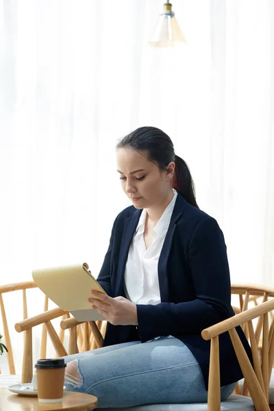 Emprendedora Joven Bastante Seria Bebiendo Café Cafetería Escribiendo Planes Para — Foto de Stock