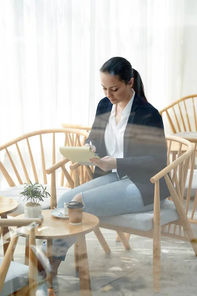 Pensiv Seriös Ung Kvinnlig Entreprenör Sitter Vid Bordet Coffeeshop Och — Stockfoto