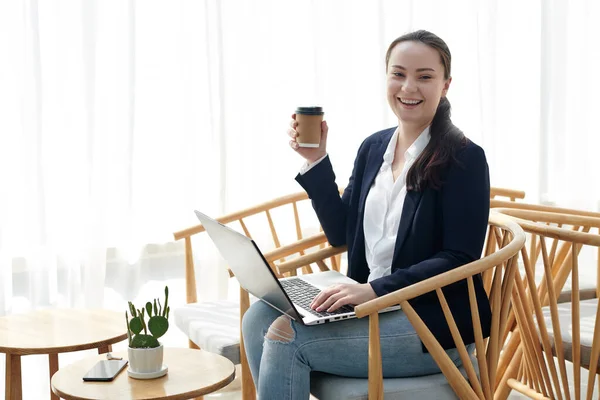 Ευτυχισμένο Γέλιο Νεαρή Γυναίκα Επιχειρηματίας Φορητό Υπολογιστή Πίνοντας Καφέ Στο — Φωτογραφία Αρχείου