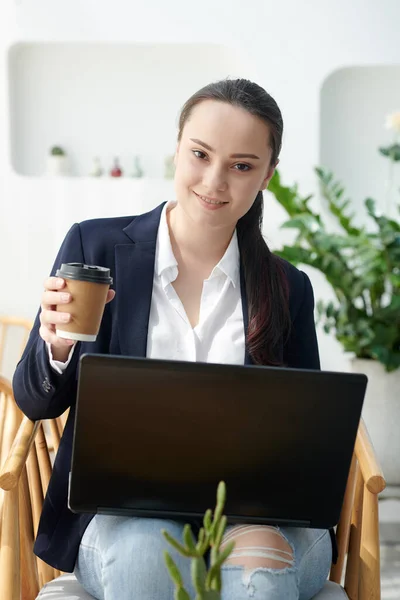 Χαμογελώντας Όμορφη Φοιτήτρια Πίνοντας Καφέ Και Εργάζονται Φορητό Υπολογιστή Στην — Φωτογραφία Αρχείου