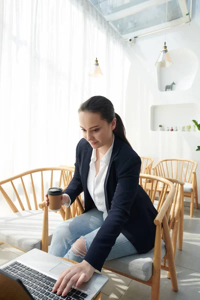 Mujer Bonita Joven Positiva Corriendo Negocio Línea Comprobando Retroalimentación Los — Foto de Stock