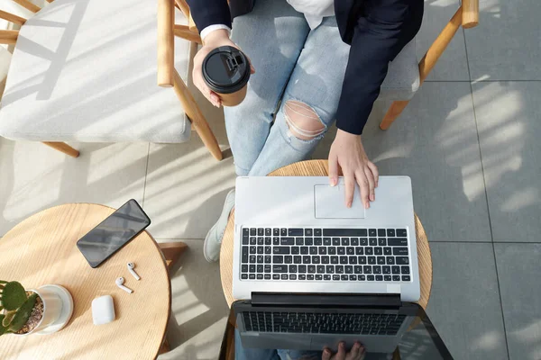 Mãos Estudante Universitário Feminino Bebendo Café Trabalhando Laptop Estudando Trabalhando — Fotografia de Stock