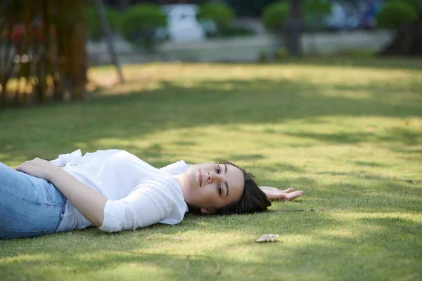 Attractive Young Brunette Relaxing Green Grass City Park Smiling Camera — Stock Photo, Image