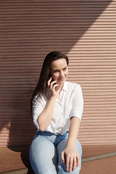 Portret Van Een Jonge Aantrekkelijke Vrouw Die Buiten Zit Telefoneert — Stockfoto