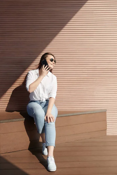 Bella Giovane Donna Godendo Seduta Luminoso Sole Estivo Parlando Telefono — Foto Stock