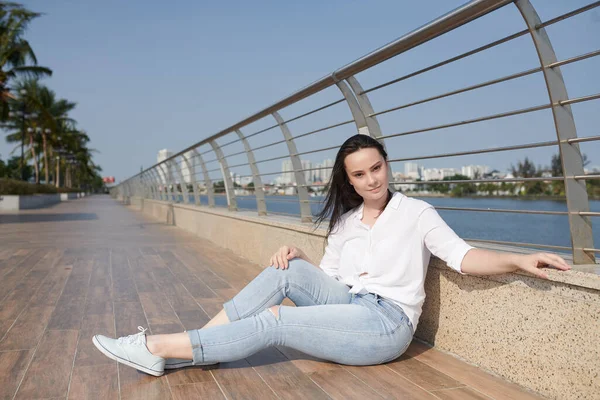 Linda Jovem Mulher Sentada Dique Rio Olhando Para Câmera — Fotografia de Stock