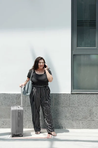 Pretty Young Size Woman Standing Outdoors Suitcase Bag Talking Phone — Stock Photo, Image