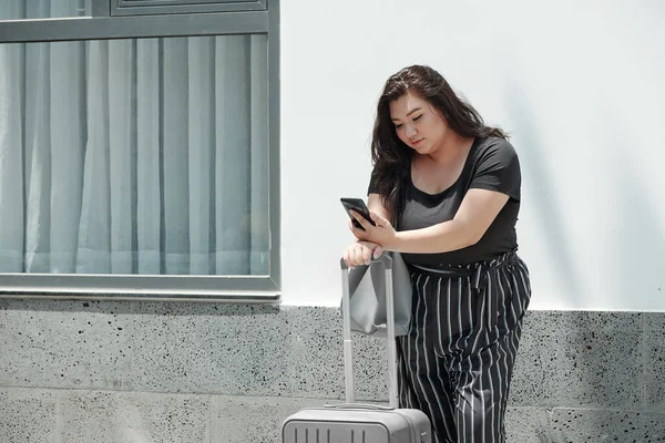 Mujer Bastante Joven Utilizando Aplicación Teléfono Inteligente Pedir Coche Taxi — Foto de Stock