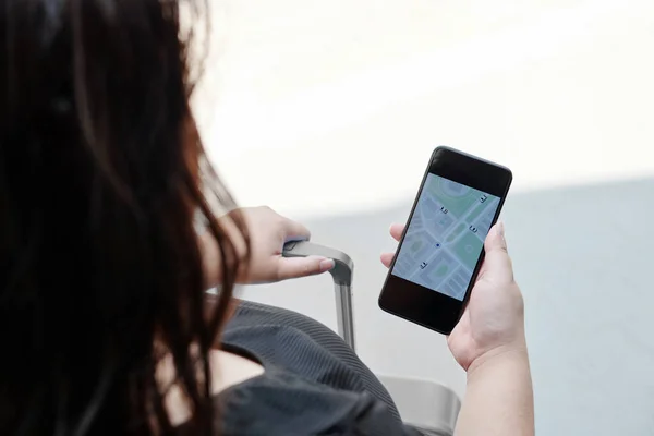 Mulher Verificando Aplicação Smartphone Quando Esperando Por Táxi Carro Para — Fotografia de Stock