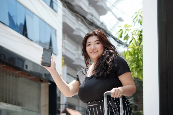 Cantik Tersenyum Wanita Muda Dengan Smartphone Tangan Menunggu Mobil Taksi — Stok Foto