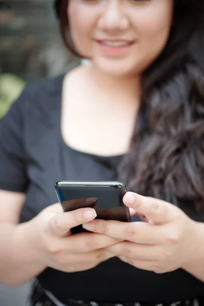 Close Image Young Woman Using Application Smartphone Texting Friends — Stock Photo, Image