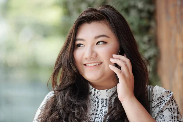 Güzel Gülümseyen Melez Bir Kadının Yüzü Dışarıda Dikilip Telefonda Konuşuyor — Stok fotoğraf