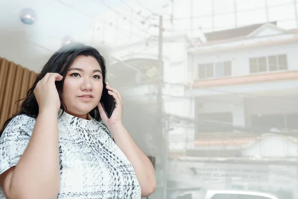 Wanita Muda Yang Termenung Berbicara Telepon Dan Melihat Kota Melalui — Stok Foto
