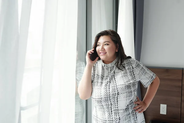 Joyeux Confiant Jeune Femme Debout Fenêtre Chambre Parler Téléphone Avec — Photo