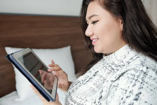 Happy Beautiful Young Woman Using Application Tablet Computer Booking Plane — Stok Foto