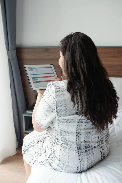Wanita Muda Ditambah Ukuran Duduk Tempat Tidur Kamar Hotel Dan — Stok Foto