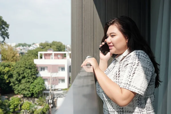 Cukup Muda Ditambah Wanita Ukuran Berdiri Balkon Dan Berbicara Telepon — Stok Foto