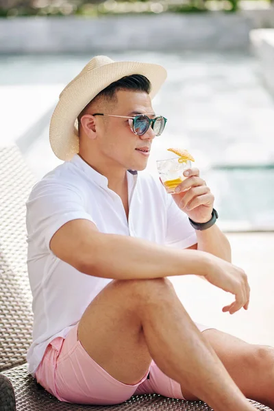 Güneş Gözlüklü Hasır Şapkalı Yakışıklı Adam Eski Moda Kokteylleri Içiyor — Stok fotoğraf