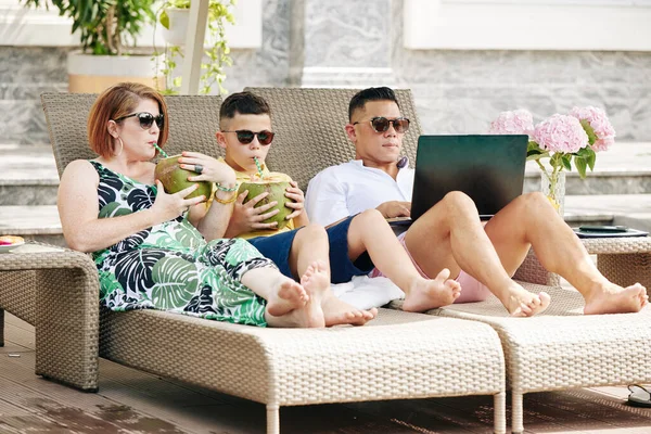 Família Com Uma Criança Relaxando Chaise Lounges Por Piscina Mãe — Fotografia de Stock