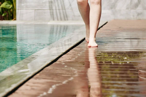 Benen Van Vrouw Wandelen Langs Rand Van Het Zwembad Van — Stockfoto