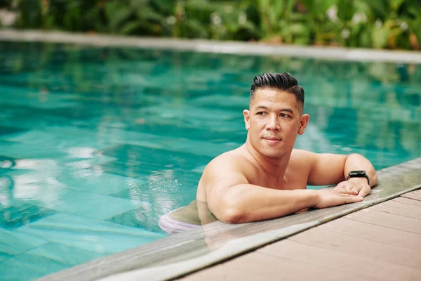 Retrato Hombre Musculoso Guapo Forma Pie Piscina Mirando Hacia Otro —  Fotos de Stock