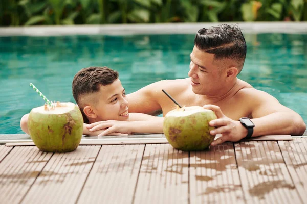 Vrolijke Vader Zoon Die Samen Tijd Doorbrengen Staan Het Zwembad — Stockfoto