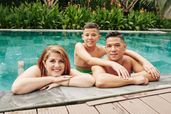 Joyeux Père Mère Enfant Debout Dans Piscine Souriant Caméra — Photo