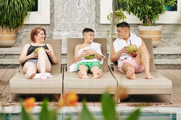 Feliz Pai Animado Mãe Filho Sentados Chaise Lounges Bebendo Deliciosos — Fotografia de Stock