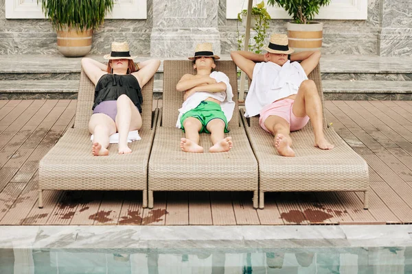 Pai Mãe Filho Cobrindo Rostos Com Chapéu Tomar Sol Salas — Fotografia de Stock