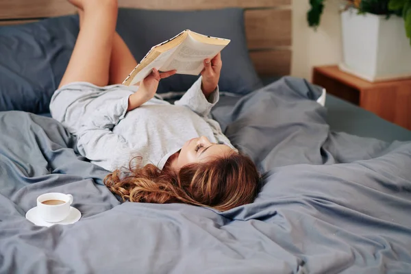 Красива Молода Жінка Розслабляється Ліжку Чашкою Кави Читає Цікаву Книгу — стокове фото