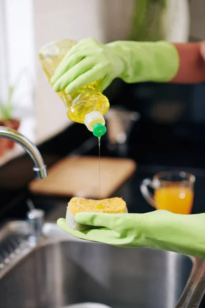 Руки Домогосподарки Наливають Посуд Миючи Рідину Губку Митті Посуду Після — стокове фото