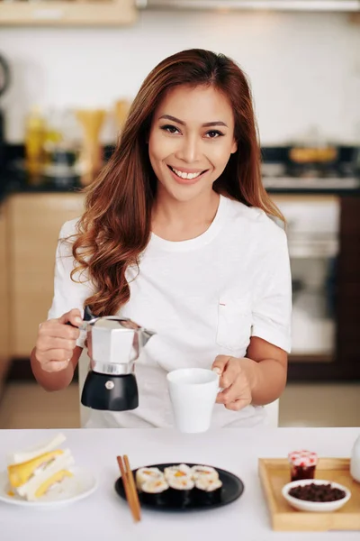 在家里吃早餐和喝咖啡的积极的年轻亚洲妇女的画像 — 图库照片