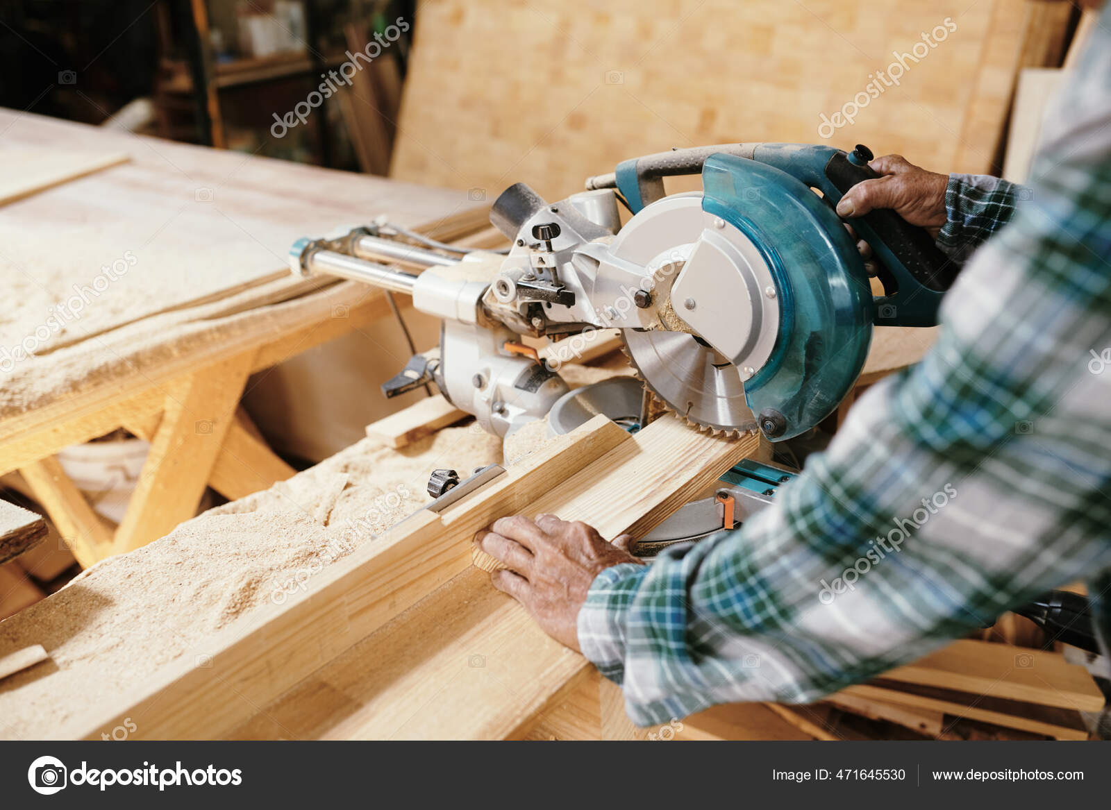 Carpintero usa una sierra circular para cortar madera en el área de trabajo